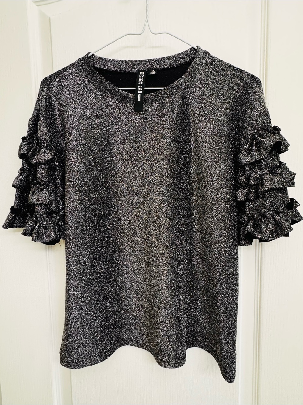 Design Lab Lord & Taylor Metallic Black Ruffle Sleeve Tee Size S EUC